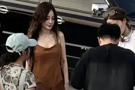 李小璐被偶遇无修图曝光，浓妆艳抹愁眉苦脸，个子像1米5好矮显老图片