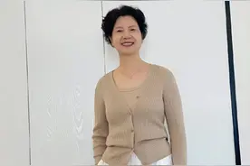 这是我见过最体面的妈妈，60岁不妖艳，素雅简约，却高级显年轻图片