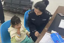 3岁小女孩雨中迷路，派出所警察们轮流客串“奶爸、奶妈”照顾图片