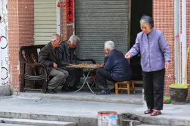 两位有儿有女的同性老人一起搭伴养老，家人难以接受，外人很羡慕图片