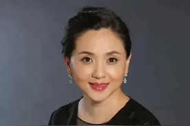演“小白菜”一夜成名，嫁给初恋恩爱至今，却被谣传“守寡10年”，中年再度翻红的她美丽依旧图片