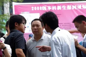 高考成绩出炉，考生家长纷纷晒出“高分”，本科录取线大幅降低图片