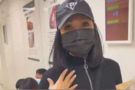 抗癌歌手张咪现身协和，身上留置管长达3年，疼得眯眼自称是英雄图片