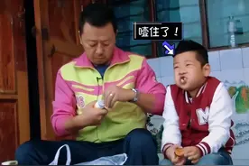 郭涛晒儿子健身照，15岁石头长相秀气身材壮硕，掰手腕轻松赢爸爸图片