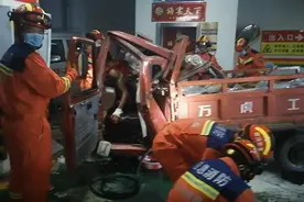 视频 | 三轮车下坡失控撞到车库墙柱 车上石材受损司机被困图片