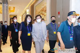 百花开幕群星汇聚！68岁成龙精神抖擞，周涛优雅，刘晓庆满脸油光图片