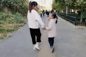老公去世两年，女儿悄悄对我说：“妈妈，我很渴望有一个爸爸！”图片