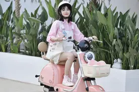 爱玛推出国标版电动车，一周充一次电就行，都市女生的合拍伴侣！图片