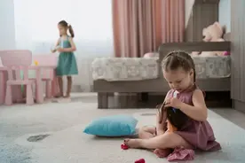 孩子指着空房间说“有人”？不是迷信，父母最好能知道图片