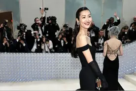 刘雯、贺聪Met Gala美到发光！宋慧乔穿得是啥玩意？图片
