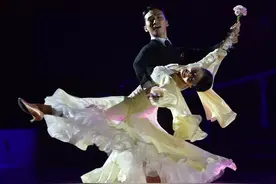 2022中国（郑州）国际标准舞全国公开赛暨第九届世界巨星表演晚会开幕图片