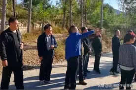 罕见！央媒人民日报联合怒批，20人考察团遭讽刺，基层演戏该停了图片