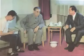 周恩来与理发刮胡图片