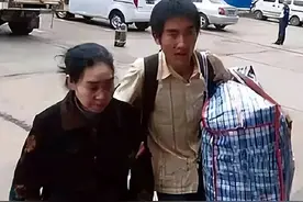16年前，背疯娘上学，曾感动央视的刘秀祥，为何如今沦为“乞丐”图片