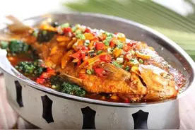 鱼肉滑嫩、汤鲜香，微辣，家常口味浓郁，黄焖武昌鱼图片