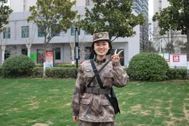 重庆00后女军人：参与河南抗洪抢险，如今退役复学，获重庆市教委表彰！图片