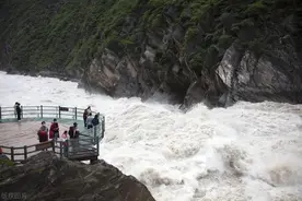 多名游客爆料虎跳峡景区收“拦路钱”，不买门票连下车看看都不行图片
