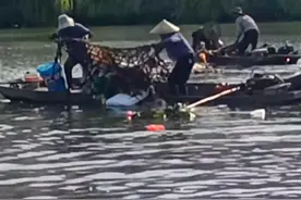 网传多名环卫工将垃圾倒进河里，目击者：几分钟就搞定了，倒完就跑了；水利所回应：正在调查图片