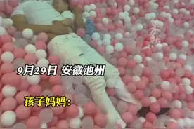爸爸带女儿去游乐园玩，竟在海洋池里睡着图片
