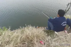 霜降后钓大板鲫鱼拉饵还是搓饵好？看看钓友搓大饵上大鱼就明白了图片