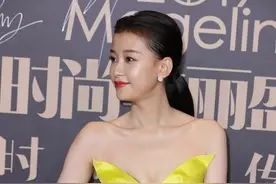 孙怡的单薄身材好迷人，但穿抹胸裙担心撑不住，气韵倒挺娇嫩的图片