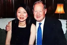 69岁英国富豪娶中国外卖员，连生三娃，多年专追中国女性图片