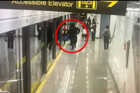 老年乘客被地铁屏蔽门夹住身亡，上海地铁回应称事故原因正调查，开通无人驾驶刚1年，屏蔽门遇阻会弹开吗？图片