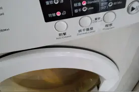 住家保姆今天被子嗮在外面，睡午觉的时候下雨，把被子打湿了。图片