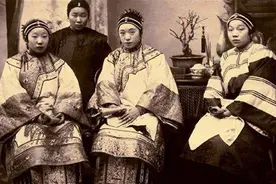 晚清老照片：太太躺洋人怀里抽大烟，男子带八位老婆逛街图片