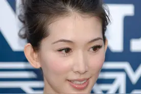 众人心目中的女神，却被网友爆出裸妆照片图片