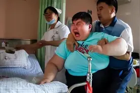 14岁江西男孩重达300斤，一顿能吃八碗饭，离世前痛哭：我要减肥图片