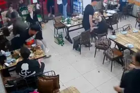 比唐山还嚣张？5月南京4男子烧烤店强行搭讪美女，店主劝阻遭围殴图片