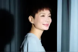 难怪被称为“耐看的女人”：穿衣简约却有格调，相貌平平也很优雅图片