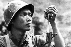 越战中，越军闻风丧胆“三棱军刺”被淘汰，是太残忍还是不实用？图片