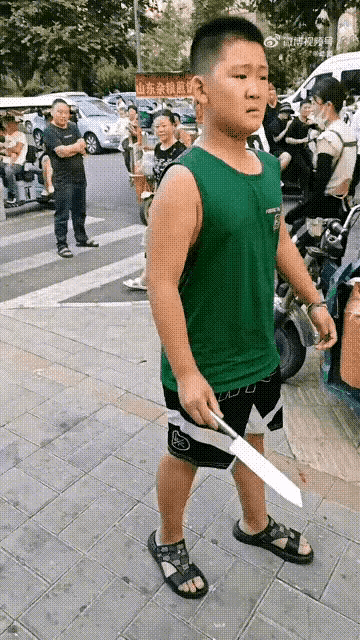 郑州男孩手持尖刀的事件引发了社会的广泛关注。图片