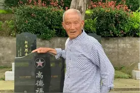 岳父做客女婿家，提起埋家乡一位烈士名字，女婿吃惊：那是我爷爷图片