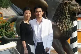 172的汤唯，同框梁朝伟时，一个举动，意外暴露对方真实身高图片