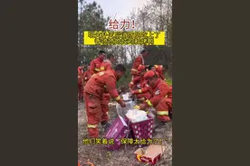 【辛苦了！#明火扑灭后消防员吃上了炖鸡烤鸭#】图片