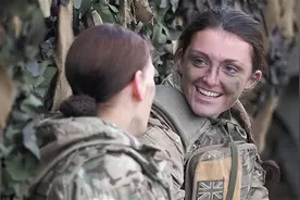 核潜艇官兵开性派对、伞兵空运女性进军营狂欢！英军如今战力存疑图片