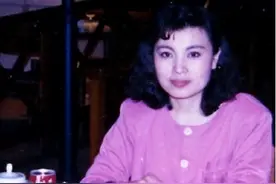 央视李瑞英：突接儿子坠楼消息，她含泪说出22字，工作28年零失误图片