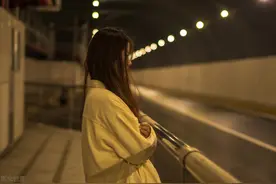 傍晚坐地铁，偶遇一位漂亮女孩，我帮助了她，却意外成就我图片