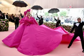 黛安娜王妃竟然参加过！盘点Met Gala 25年来最经典、传奇时刻图片