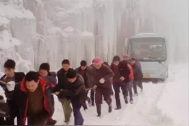 2008年罕见雪灾：铁路高速大瘫痪，20省受灾，把我国逼成基建狂魔图片