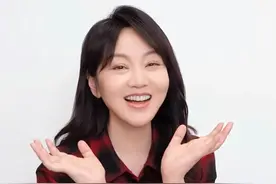 52岁闫妮罕秀白嫩美腿，玩下衣失踪颜值回春，比25岁女儿更显年轻图片