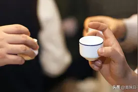 饭桌上，“默不作声”的3种人，看着没礼貌，实则暗藏“小心机”图片