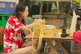 力证大胃王！路人偶遇小贝拍探店视频，两大碗面全部吃完才离开图片