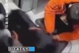 男子酒后遛狗，狗绳被卡电梯，致其中一狗死亡图片