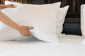 睡觉别再用乳胶枕了，容易过敏还会致癌？哪种枕头最好？看这几点图片