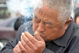 61岁男子醒来就吸烟，一天都不断，检查医生惊讶：你天天都在干啥图片