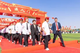 又燃又暖！保定这所学校成人礼除了满满仪式感，还让现场不少妈妈感动落泪图片